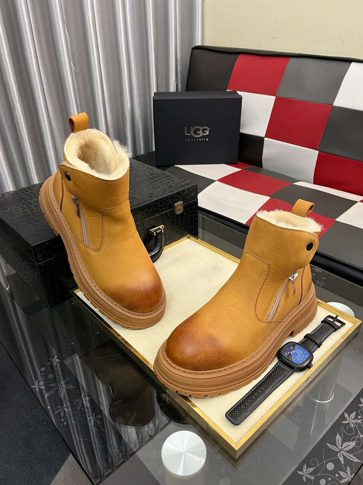 Ex-factory price: 680⌚️⌚️Thick wool imported from Australia Brand: UGG genuine purchasing agent Size: 39-44 (45 customized) Grade: Official website 1:1 Material: First layer of genuine leather waterproof and antifreeze upper Real wool lining Original non-slip and wear-resistant outsole Style category: Men's casual shoes Trendy style Comfortable on the feet Color: Official website color synchronization